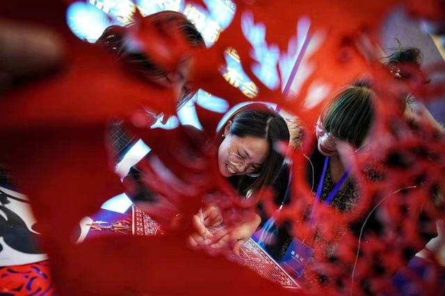 b体育_天津市委书记李鸿忠视察东郊水厂 津膜科技项目受关注(图1) 必一